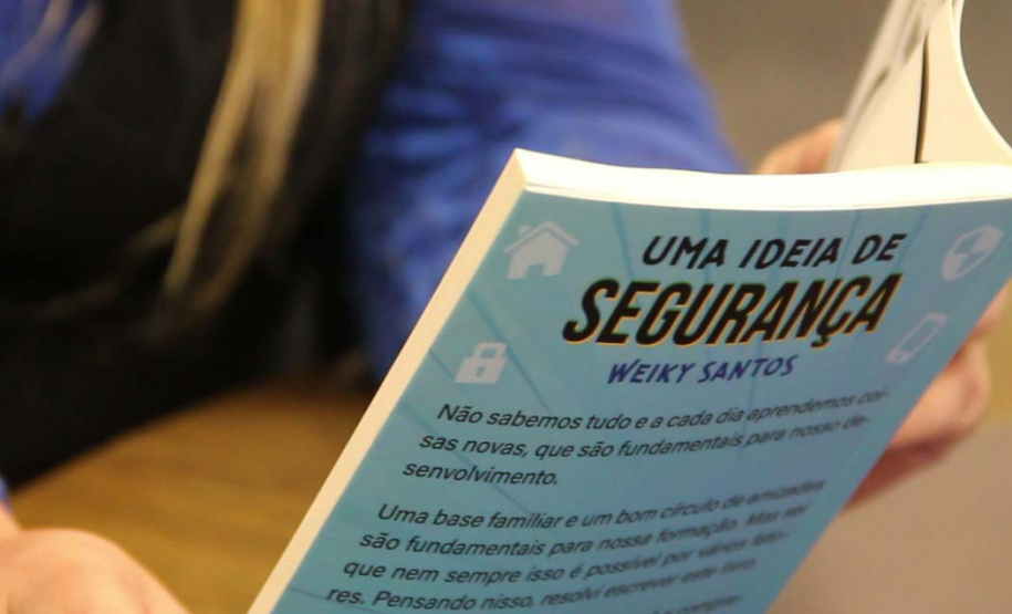 Aos 14 anos, Weiky Santos, filho do soldado Wanderley Rodrigues dos Santos, já é Youtuber e autor de um livro para crianças. “Uma ideia de segurança” trata de assuntos variados, mas, dentre as 120 páginas, divididas em 10 capítulos, a família ganha destaque. Na obra, o adolescente orienta os mais novos sobre abuso sexual, perigos na internet, bullying, drogas e o que fazer se der vontade de fugir de casa. 
Foto:SESP