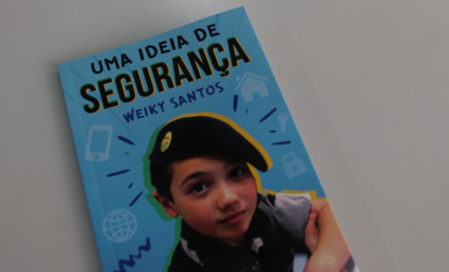 Aos 14 anos, Weiky Santos, filho do soldado Wanderley Rodrigues dos Santos, já é Youtuber e autor de um livro para crianças. “Uma ideia de segurança” trata de assuntos variados, mas, dentre as 120 páginas, divididas em 10 capítulos, a família ganha destaque. Na obra, o adolescente orienta os mais novos sobre abuso sexual, perigos na internet, bullying, drogas e o que fazer se der vontade de fugir de casa. 
Foto:SESP