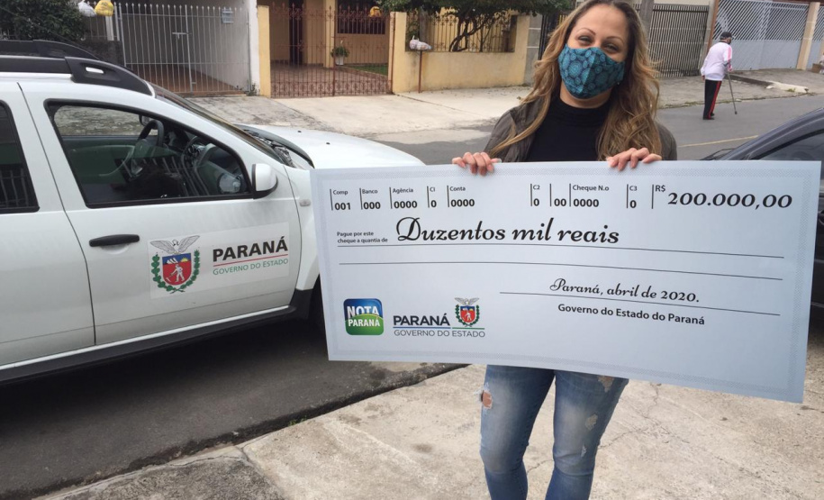 Nota Paraná entrega cheques de R$ 1 milhão e de R$ 200 mil aos sorteados de julho. Foto:SEFA