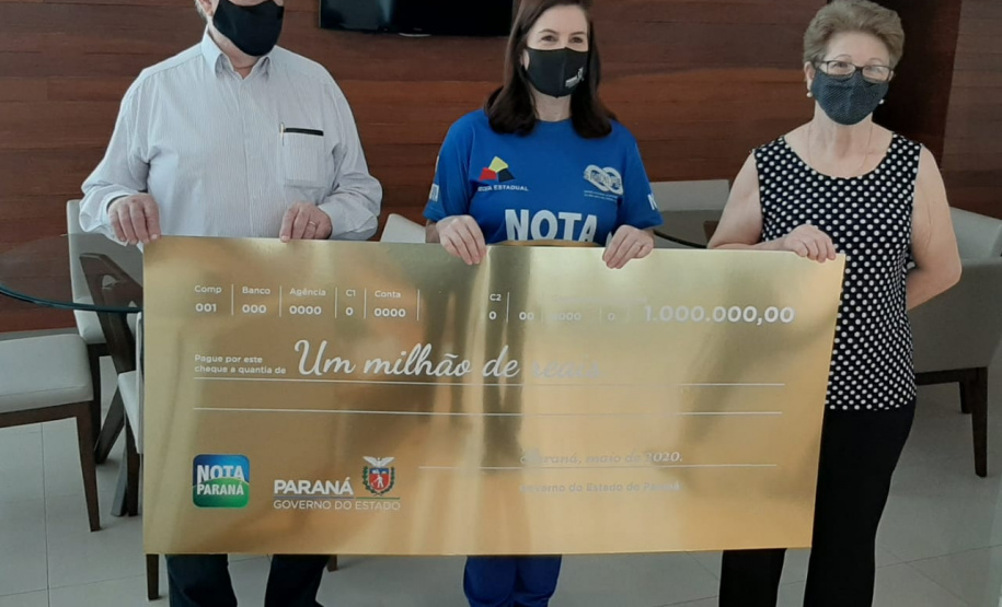Nota Paraná entrega cheques de R$ 1 milhão e de R$ 200 mil aos sorteados de julho. Foto:SEFA