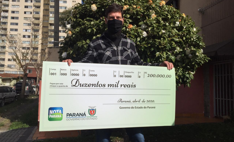 Nota Paraná entrega cheques de R$ 1 milhão e de R$ 200 mil aos sorteados de julho. Foto:SEFA