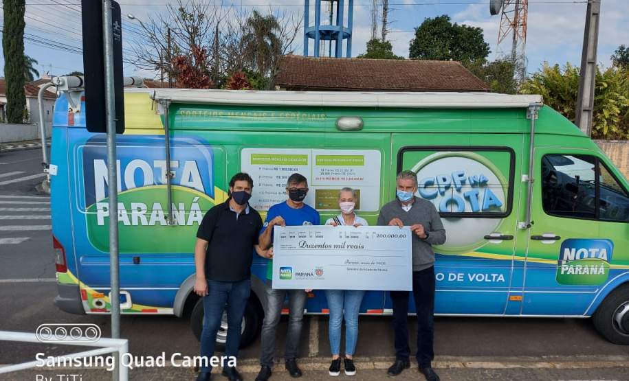 Nota Paraná entrega cheques de R$ 1 milhão e de R$ 200 mil aos sorteados de julho. Foto:SEFA
