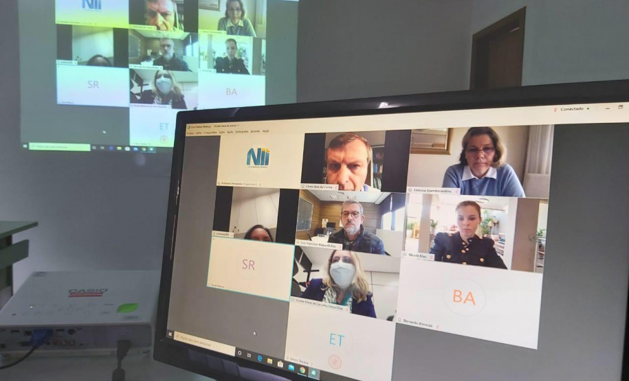 O secretário de Estado da Saúde, Beto Preto, e a coordenadora de Vigilância Epidemiológica da Sesa, Acácia Nasr, participaram de reunião com médicos especialistas na manhã desta sexta-feira (17). Este foi mais um dos frequentes encontros em que são apresentados estudos, considerações, sugestões e discutidas informações que norteiam as decisões da secretaria estadual.
Foto:SESA