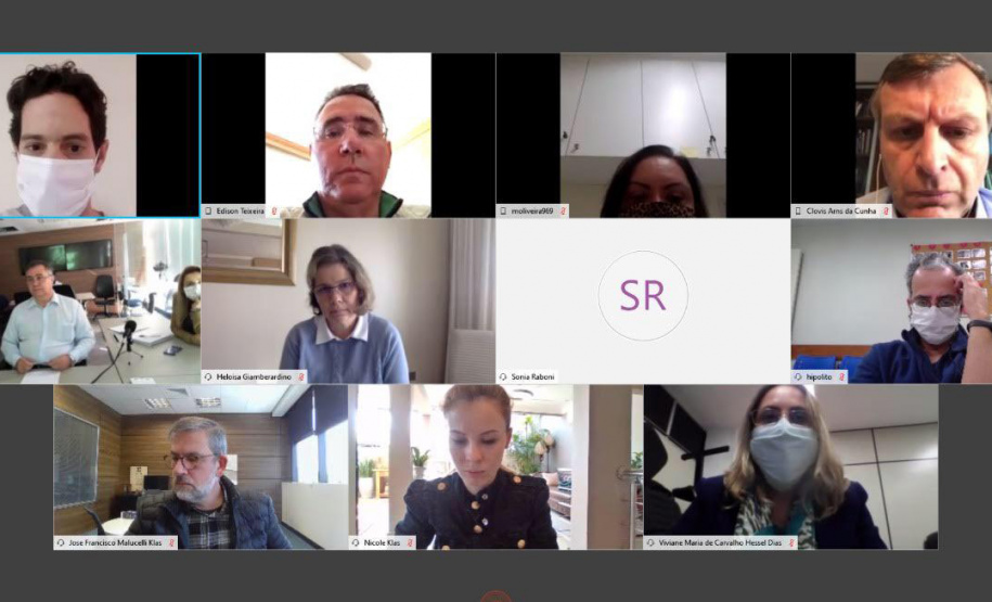 O secretário de Estado da Saúde, Beto Preto, e a coordenadora de Vigilância Epidemiológica da Sesa, Acácia Nasr, participaram de reunião com médicos especialistas na manhã desta sexta-feira (17). Este foi mais um dos frequentes encontros em que são apresentados estudos, considerações, sugestões e discutidas informações que norteiam as decisões da secretaria estadual.
Foto:SESA