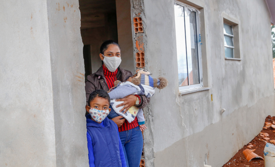 Novas casas e regularização transformam a vida de famílias em Cantagalo. Na foto, Idilmara Santos
. Foto:Gilson Abreu/AEN