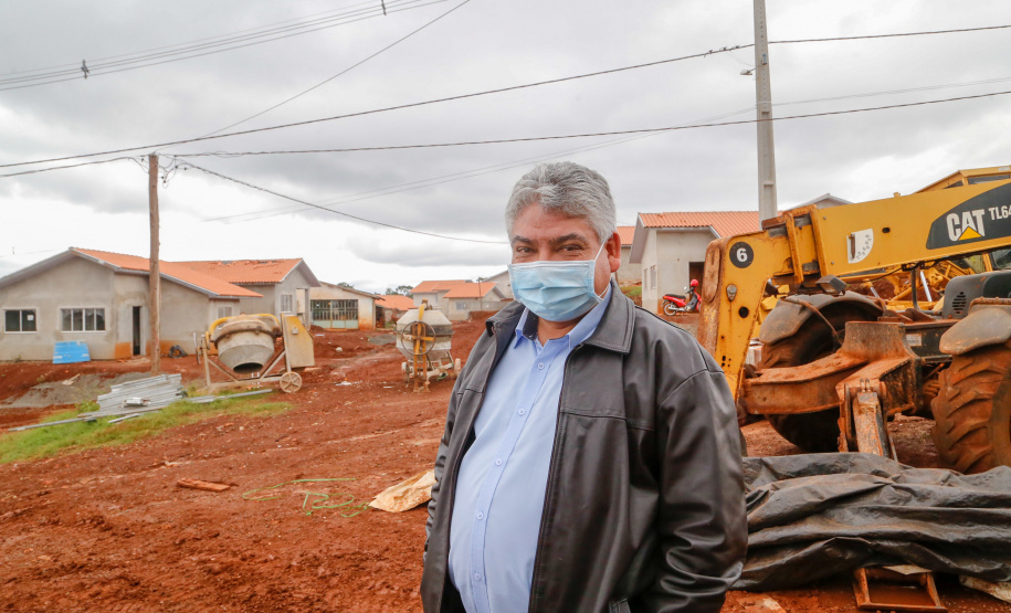 Novas casas e regularização transformam a vida de famílias em Cantagalo. Na foto, prefeito Jair Rocha da Silva.
. Foto:Gilson Abreu/AEN