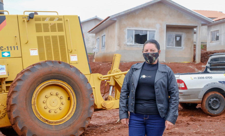 Novas casas e regularização transformam a vida de famílias em Cantagalo. Na foto, Silvana Aparecida dos Santos Teixeira.
. Foto:Gilson Abreu/AEN