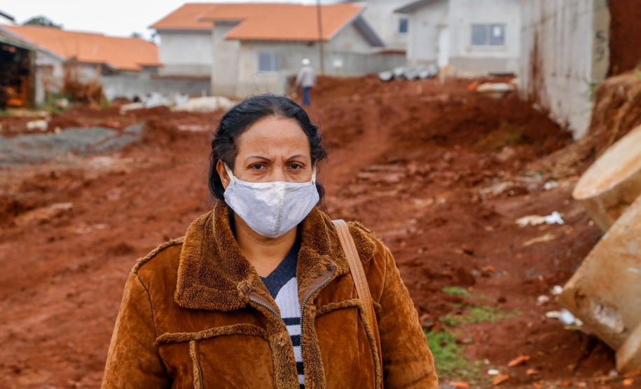 Novas casas e regularização transformam a vida de famílias em Cantagalo. Na foto, Tereza de Oliveira.
. Foto:Gilson Abreu/AEN