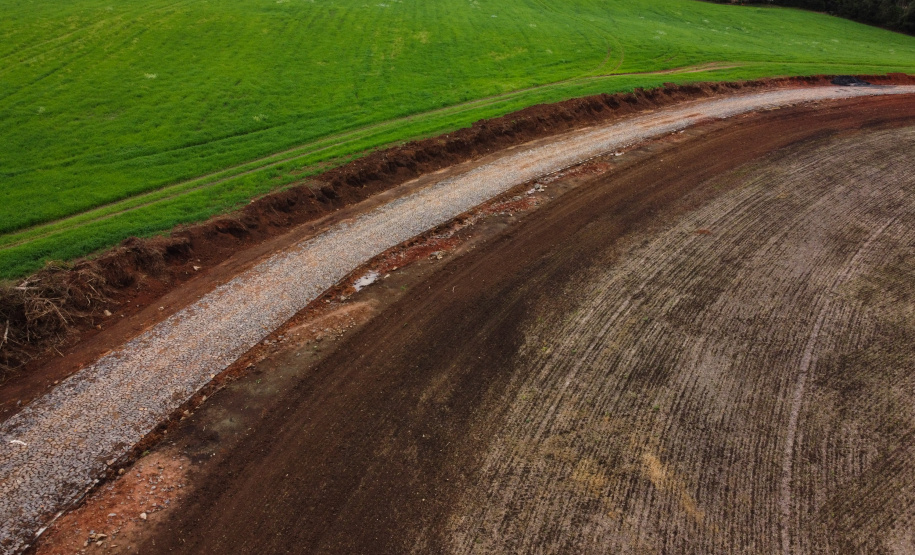 Estrada Rural Prudentopolis Programa de Estradas Rurais Integradas aos Princípios Conservacionistas - Estradas da Integração, do Governo do Estado.Um trecho de 6,31 quilômetros e seis metros de largura está recebendo pavimentação poliédrica com pedras irregulares ligando a comunidade de Ponte Alta na interseção com a BR-277 até a Sede do Distrito de Patos Velhos em PrudentopolisFoto: Geraldo Bubniak/AEN