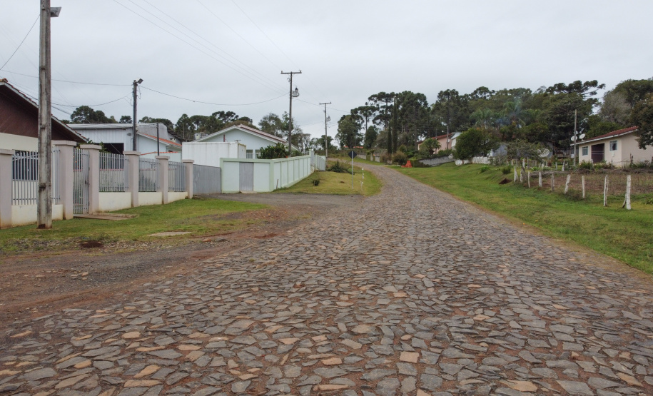 Estrada Rural Prudentopolis Programa de Estradas Rurais Integradas aos Princípios Conservacionistas - Estradas da Integração, do Governo do Estado.Um trecho de 6,31 quilômetros e seis metros de largura está recebendo pavimentação poliédrica com pedras irregulares ligando a comunidade de Ponte Alta na interseção com a BR-277 até a Sede do Distrito de Patos Velhos em PrudentopolisFoto: Geraldo Bubniak/AEN