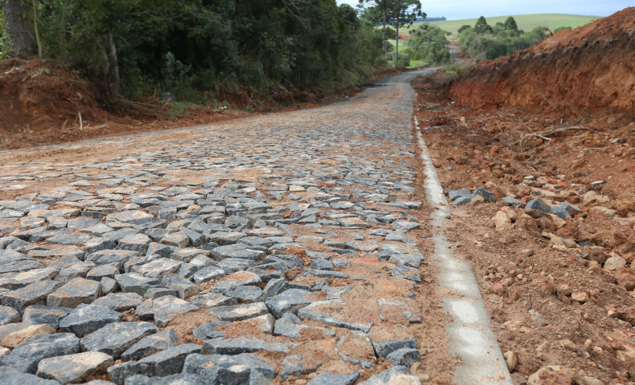 Estrada Rural Prudentopolis Programa de Estradas Rurais Integradas aos Princípios Conservacionistas - Estradas da Integração, do Governo do Estado.Um trecho de 6,31 quilômetros e seis metros de largura está recebendo pavimentação poliédrica com pedras irregulares ligando a comunidade de Ponte Alta na interseção com a BR-277 até a Sede do Distrito de Patos Velhos em PrudentopolisFoto: Geraldo Bubniak/AEN