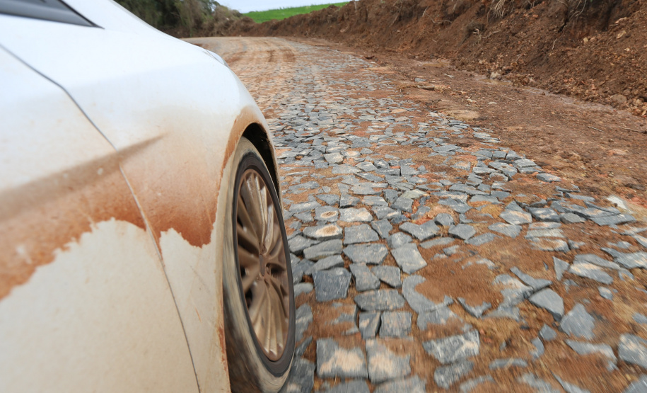 Estrada Rural Prudentopolis Programa de Estradas Rurais Integradas aos Princípios Conservacionistas - Estradas da Integração, do Governo do Estado.Um trecho de 6,31 quilômetros e seis metros de largura está recebendo pavimentação poliédrica com pedras irregulares ligando a comunidade de Ponte Alta na interseção com a BR-277 até a Sede do Distrito de Patos Velhos em PrudentopolisFoto: Geraldo Bubniak/AEN