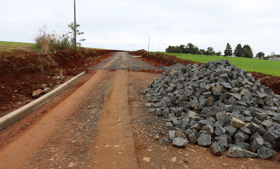 Estrada Rural Prudentopolis Programa de Estradas Rurais Integradas aos Princípios Conservacionistas - Estradas da Integração, do Governo do Estado.Um trecho de 6,31 quilômetros e seis metros de largura está recebendo pavimentação poliédrica com pedras irregulares ligando a comunidade de Ponte Alta na interseção com a BR-277 até a Sede do Distrito de Patos Velhos em PrudentopolisFoto: Geraldo Bubniak/AEN