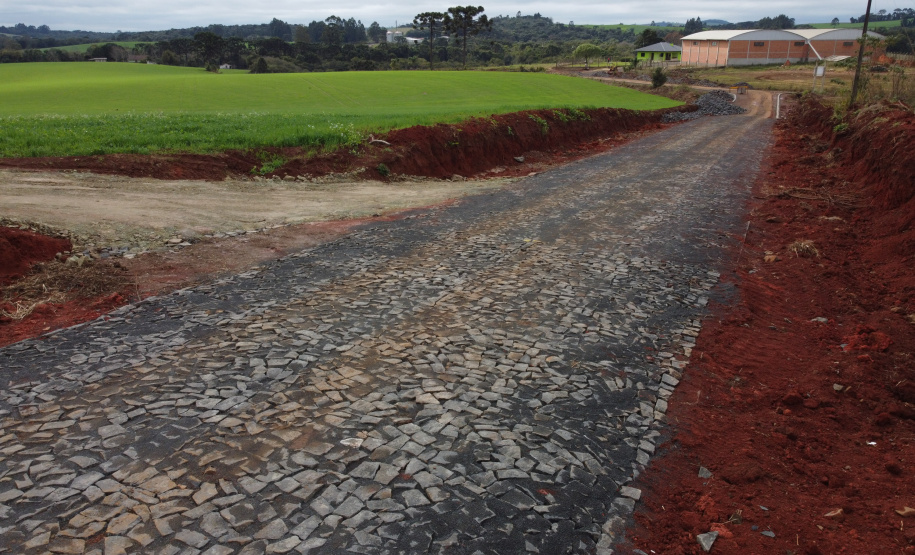 Estrada Rural Prudentopolis Programa de Estradas Rurais Integradas aos Princípios Conservacionistas - Estradas da Integração, do Governo do Estado.Um trecho de 6,31 quilômetros e seis metros de largura está recebendo pavimentação poliédrica com pedras irregulares ligando a comunidade de Ponte Alta na interseção com a BR-277 até a Sede do Distrito de Patos Velhos em PrudentopolisFoto: Geraldo Bubniak/AEN