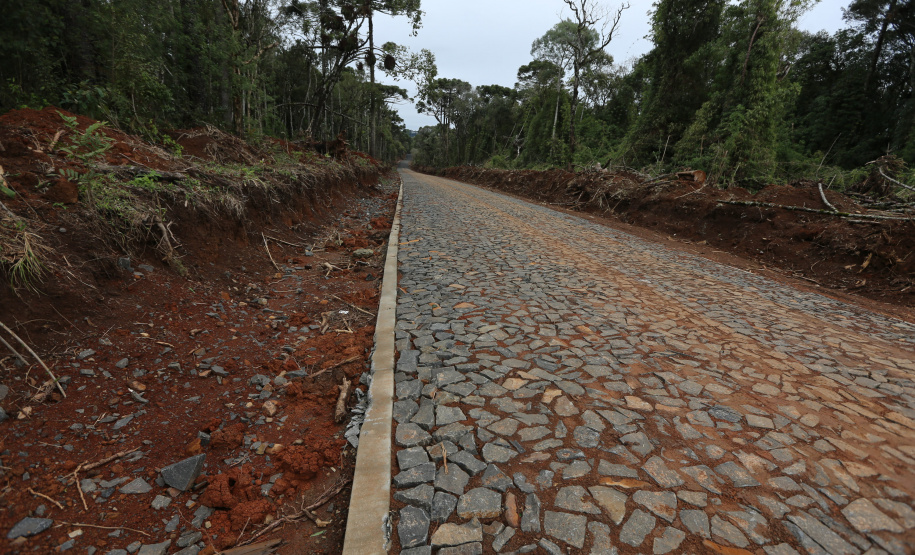 Estrada Rural Prudentopolis Programa de Estradas Rurais Integradas aos Princípios Conservacionistas - Estradas da Integração, do Governo do Estado.Um trecho de 6,31 quilômetros e seis metros de largura está recebendo pavimentação poliédrica com pedras irregulares ligando a comunidade de Ponte Alta na interseção com a BR-277 até a Sede do Distrito de Patos Velhos em PrudentopolisFoto: Geraldo Bubniak/AEN