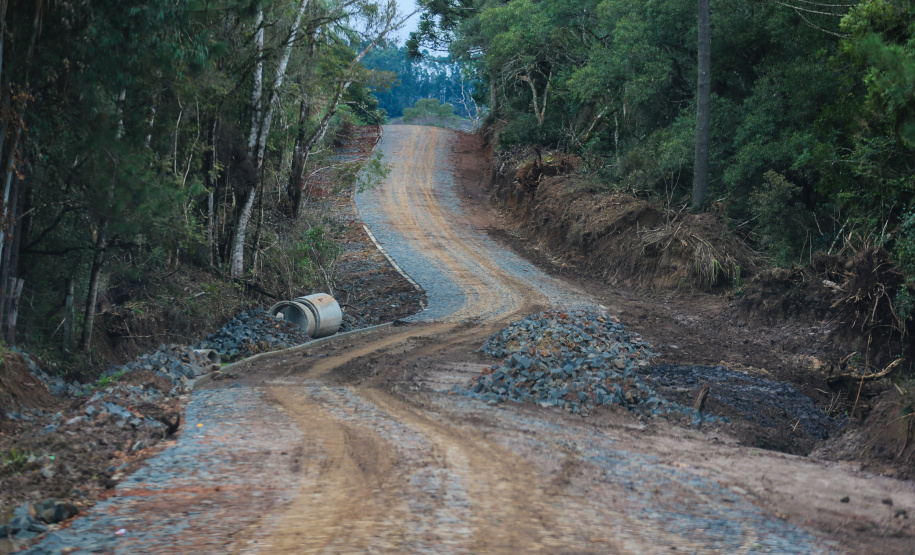 Estrada Rural Prudentopolis Programa de Estradas Rurais Integradas aos Princípios Conservacionistas - Estradas da Integração, do Governo do Estado.Um trecho de 6,31 quilômetros e seis metros de largura está recebendo pavimentação poliédrica com pedras irregulares ligando a comunidade de Ponte Alta na interseção com a BR-277 até a Sede do Distrito de Patos Velhos em PrudentopolisFoto: Geraldo Bubniak/AEN