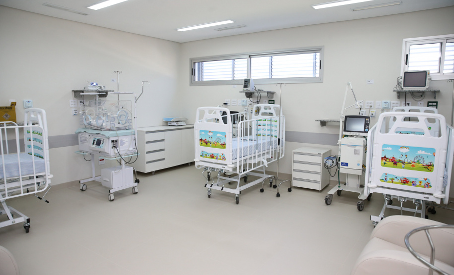 O secretário de Estado da Saúde Beto Preto entrega 57 novos leitos no Hospital Universitário (HU) de Londrina, sendo destinados exclusivamente aos pacientes confirmados e suspeitos da Covid-19, sendo 32 de UTI (adulto e pediátrica) e 25 de enfermaria.   20/07/2020 -  Foto: Geraldo Bubniak/AEN