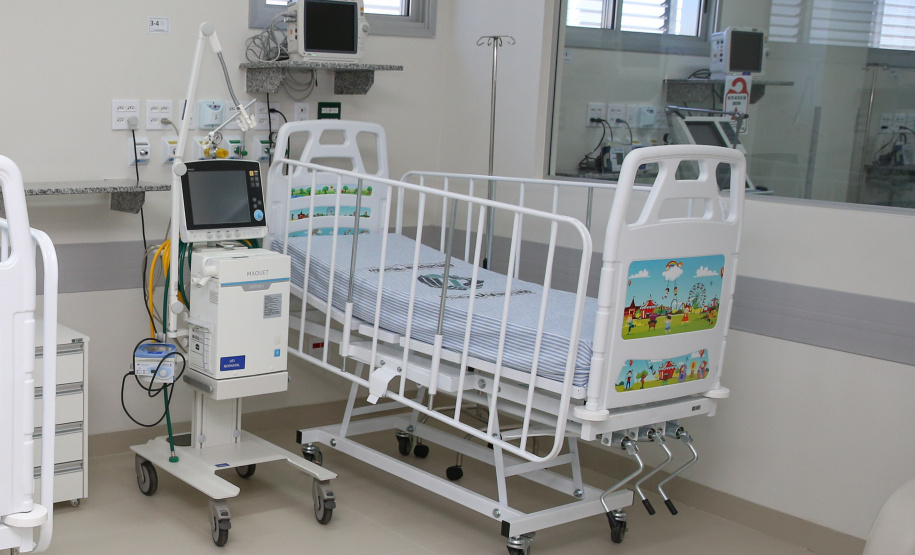 O secretário de Estado da Saúde Beto Preto entrega 57 novos leitos no Hospital Universitário (HU) de Londrina, sendo destinados exclusivamente aos pacientes confirmados e suspeitos da Covid-19, sendo 32 de UTI (adulto e pediátrica) e 25 de enfermaria.   20/07/2020 -  Foto: Geraldo Bubniak/AEN