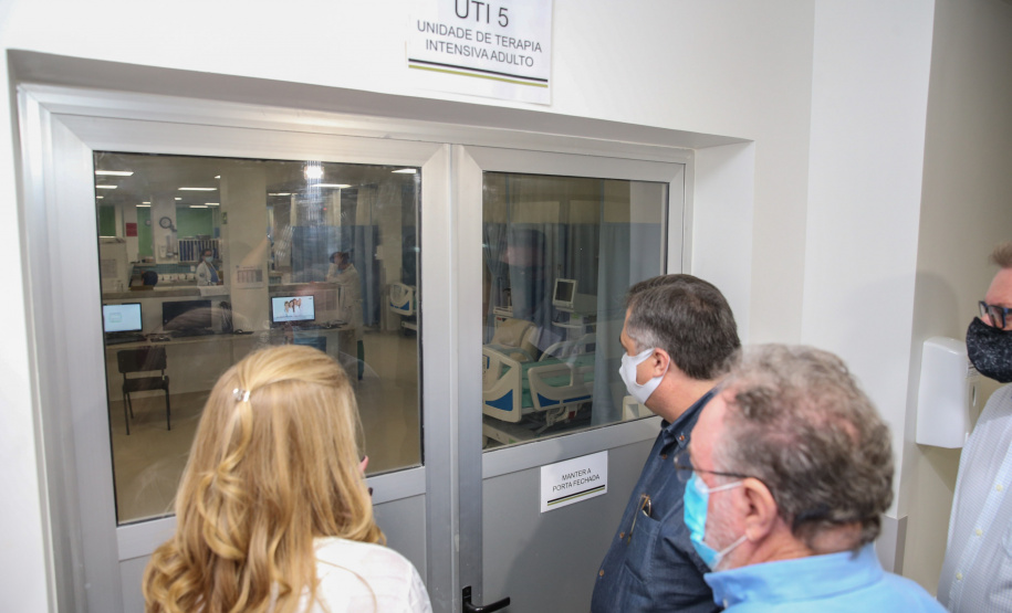 O secretário de Estado da Saúde Beto Preto entrega 57 novos leitos no Hospital Universitário (HU) de Londrina, sendo destinados exclusivamente aos pacientes confirmados e suspeitos da Covid-19, sendo 32 de UTI (adulto e pediátrica) e 25 de enfermaria.   20/07/2020 -  Foto: Geraldo Bubniak/AEN