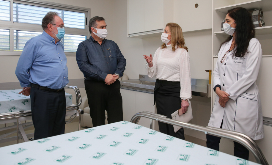 O secretário de Estado da Saúde Beto Preto entrega 57 novos leitos no Hospital Universitário (HU) de Londrina, sendo destinados exclusivamente aos pacientes confirmados e suspeitos da Covid-19, sendo 32 de UTI (adulto e pediátrica) e 25 de enfermaria.   20/07/2020 -  Foto: Geraldo Bubniak/AEN