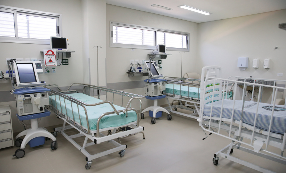 O secretário de Estado da Saúde Beto Preto entrega 57 novos leitos no Hospital Universitário (HU) de Londrina, sendo destinados exclusivamente aos pacientes confirmados e suspeitos da Covid-19, sendo 32 de UTI (adulto e pediátrica) e 25 de enfermaria.   20/07/2020 -  Foto: Geraldo Bubniak/AEN