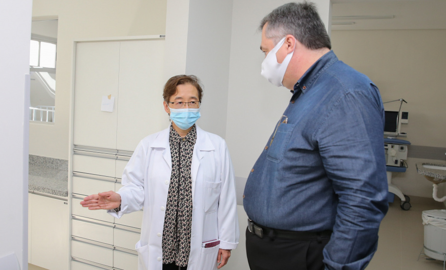 O secretário de Estado da Saúde Beto Preto entrega 57 novos leitos no Hospital Universitário (HU) de Londrina, sendo destinados exclusivamente aos pacientes confirmados e suspeitos da Covid-19, sendo 32 de UTI (adulto e pediátrica) e 25 de enfermaria.   20/07/2020 -  Foto: Geraldo Bubniak/AEN