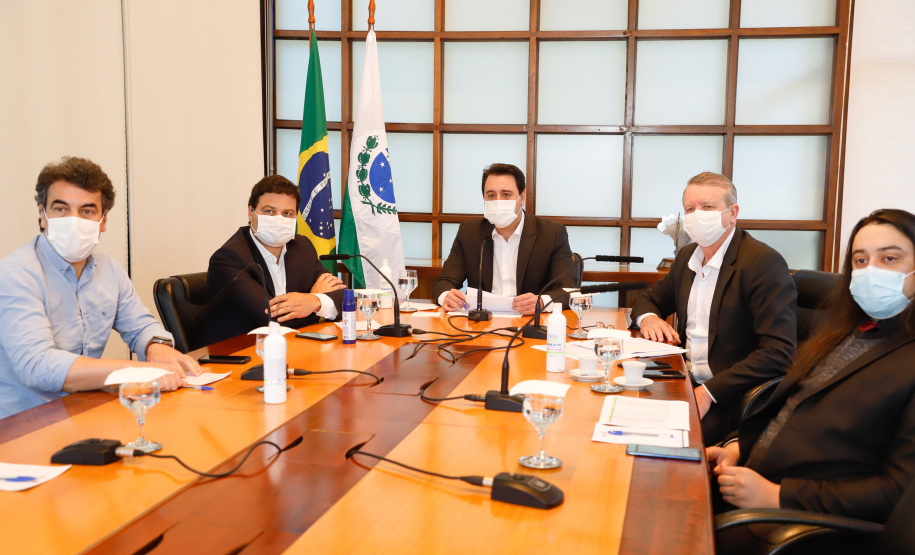 O governador Carlos Massa Ratinho Junior se reuniu por videoconferência nesta segunda-feira (20) com os 30 deputados federais que representam o Paraná em Brasília para discutir modelagem, obras e trechos previstos no novo Anel de Integração
