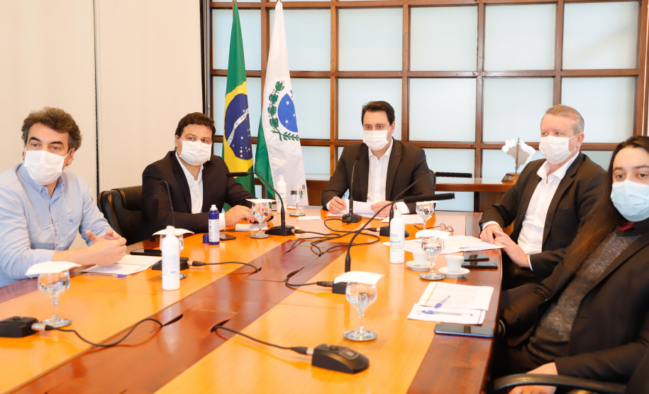 O governador Carlos Massa Ratinho Junior se reuniu por videoconferência nesta segunda-feira (20) com os 30 deputados federais que representam o Paraná em Brasília para discutir modelagem, obras e trechos previstos no novo Anel de Integração