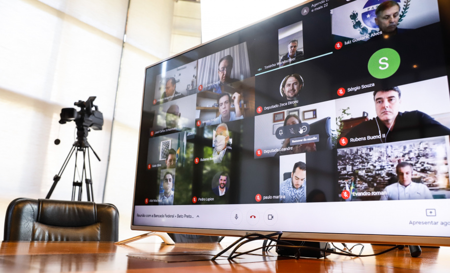 O governador Carlos Massa Ratinho Junior se reuniu por videoconferência nesta segunda-feira (20) com os 30 deputados federais que representam o Paraná em Brasília para discutir modelagem, obras e trechos previstos no novo Anel de Integração