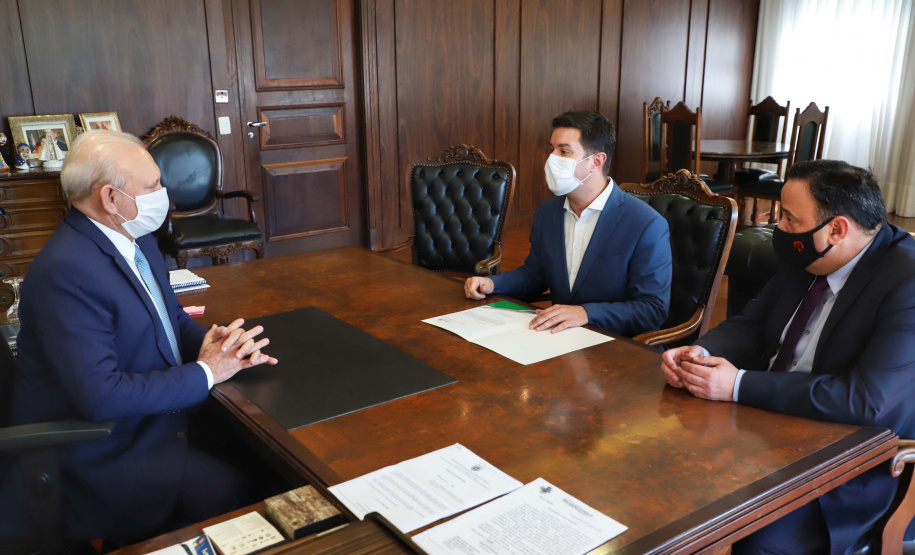 O Governo do Estado apresentou nesta segunda-feira (20) uma emenda ao projeto de lei 248/2020, que dispõe sobre a Lei de Diretrizes Orçamentárias (LDO) para o exercício de 2021, para alocar R$ 100 milhões no caixa da Secretaria de Saúde para adquirir vacinas contra o novo coronavírus. É uma medida preventiva para assegurar recursos necessários assim que a ciência conseguir provar a eficácia de algum método de imunização.