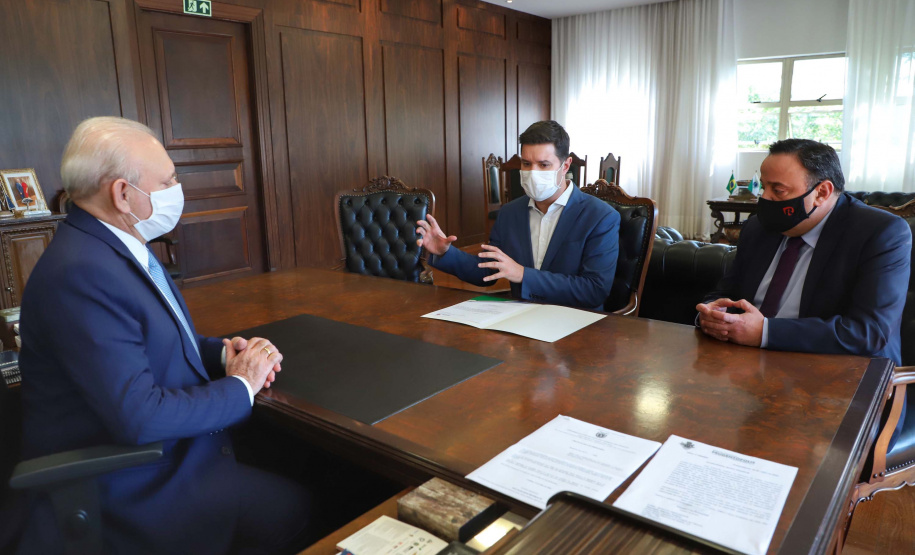 O Governo do Estado apresentou nesta segunda-feira (20) uma emenda ao projeto de lei 248/2020, que dispõe sobre a Lei de Diretrizes Orçamentárias (LDO) para o exercício de 2021, para alocar R$ 100 milhões no caixa da Secretaria de Saúde para adquirir vacinas contra o novo coronavírus. É uma medida preventiva para assegurar recursos necessários assim que a ciência conseguir provar a eficácia de algum método de imunização.