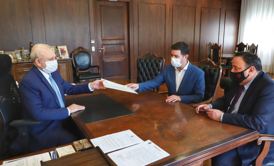 O Governo do Estado apresentou nesta segunda-feira (20) uma emenda ao projeto de lei 248/2020, que dispõe sobre a Lei de Diretrizes Orçamentárias (LDO) para o exercício de 2021, para alocar R$ 100 milhões no caixa da Secretaria de Saúde para adquirir vacinas contra o novo coronavírus. É uma medida preventiva para assegurar recursos necessários assim que a ciência conseguir provar a eficácia de algum método de imunização.