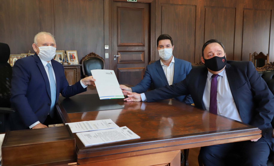 O Governo do Estado apresentou nesta segunda-feira (20) uma emenda ao projeto de lei 248/2020, que dispõe sobre a Lei de Diretrizes Orçamentárias (LDO) para o exercício de 2021, para alocar R$ 100 milhões no caixa da Secretaria de Saúde para adquirir vacinas contra o novo coronavírus. É uma medida preventiva para assegurar recursos necessários assim que a ciência conseguir provar a eficácia de algum método de imunização.