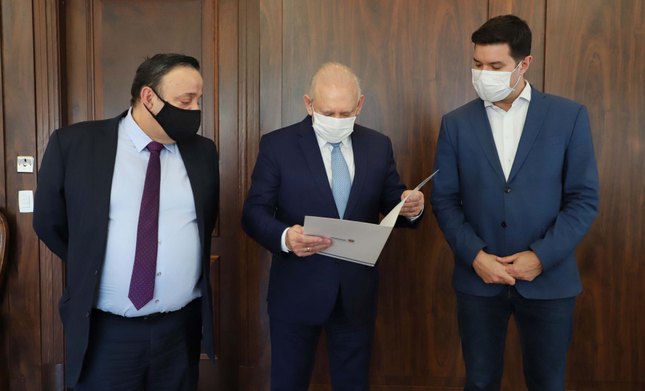 O Governo do Estado apresentou nesta segunda-feira (20) uma emenda ao projeto de lei 248/2020, que dispõe sobre a Lei de Diretrizes Orçamentárias (LDO) para o exercício de 2021, para alocar R$ 100 milhões no caixa da Secretaria de Saúde para adquirir vacinas contra o novo coronavírus. É uma medida preventiva para assegurar recursos necessários assim que a ciência conseguir provar a eficácia de algum método de imunização.