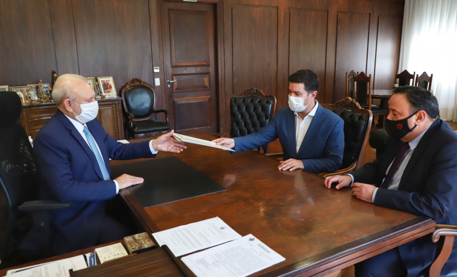 O Governo do Estado apresentou nesta segunda-feira (20) uma emenda ao projeto de lei 248/2020, que dispõe sobre a Lei de Diretrizes Orçamentárias (LDO) para o exercício de 2021, para alocar R$ 100 milhões no caixa da Secretaria de Saúde para adquirir vacinas contra o novo coronavírus. É uma medida preventiva para assegurar recursos necessários assim que a ciência conseguir provar a eficácia de algum método de imunização.