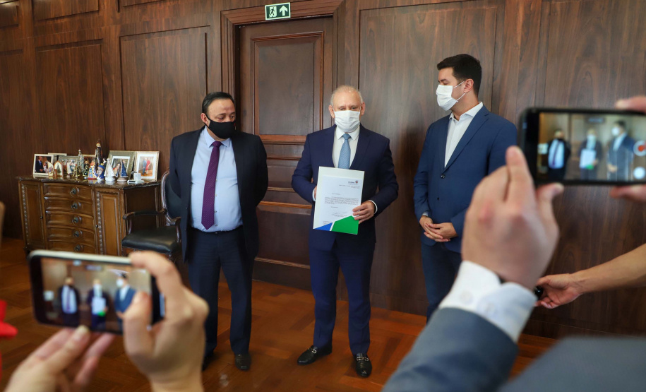 O Governo do Estado apresentou nesta segunda-feira (20) uma emenda ao projeto de lei 248/2020, que dispõe sobre a Lei de Diretrizes Orçamentárias (LDO) para o exercício de 2021, para alocar R$ 100 milhões no caixa da Secretaria de Saúde para adquirir vacinas contra o novo coronavírus. É uma medida preventiva para assegurar recursos necessários assim que a ciência conseguir provar a eficácia de algum método de imunização.