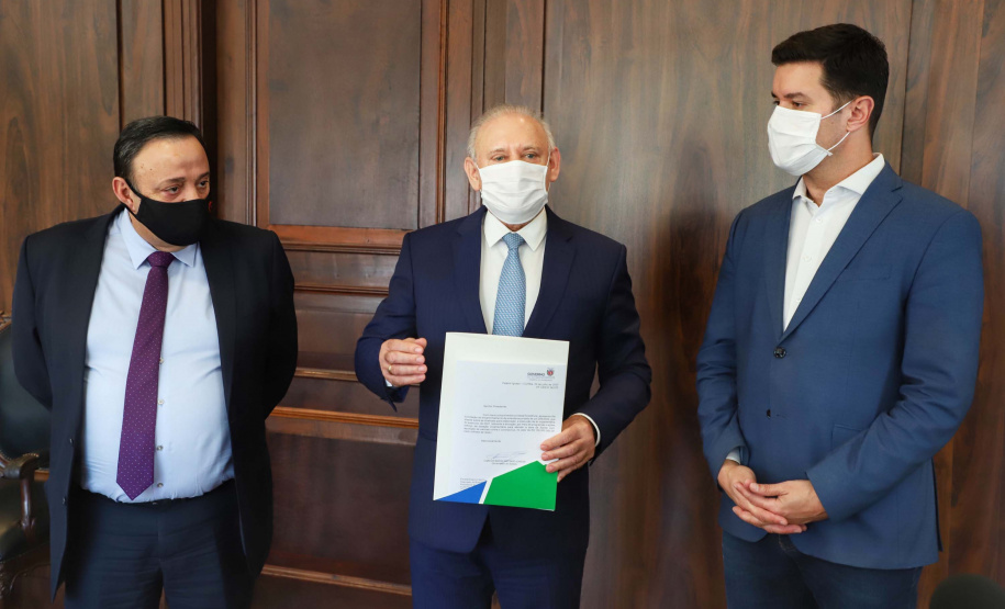 O Governo do Estado apresentou nesta segunda-feira (20) uma emenda ao projeto de lei 248/2020, que dispõe sobre a Lei de Diretrizes Orçamentárias (LDO) para o exercício de 2021, para alocar R$ 100 milhões no caixa da Secretaria de Saúde para adquirir vacinas contra o novo coronavírus. É uma medida preventiva para assegurar recursos necessários assim que a ciência conseguir provar a eficácia de algum método de imunização.