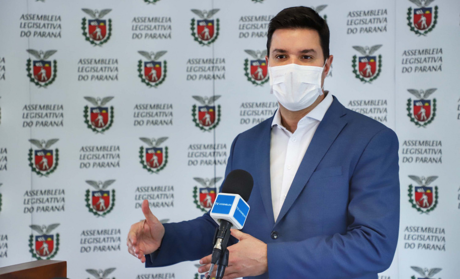 O Governo do Estado apresentou nesta segunda-feira (20) uma emenda ao projeto de lei 248/2020, que dispõe sobre a Lei de Diretrizes Orçamentárias (LDO) para o exercício de 2021, para alocar R$ 100 milhões no caixa da Secretaria de Saúde para adquirir vacinas contra o novo coronavírus. É uma medida preventiva para assegurar recursos necessários assim que a ciência conseguir provar a eficácia de algum método de imunização.