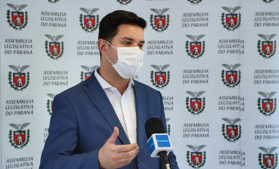 O Governo do Estado apresentou nesta segunda-feira (20) uma emenda ao projeto de lei 248/2020, que dispõe sobre a Lei de Diretrizes Orçamentárias (LDO) para o exercício de 2021, para alocar R$ 100 milhões no caixa da Secretaria de Saúde para adquirir vacinas contra o novo coronavírus. É uma medida preventiva para assegurar recursos necessários assim que a ciência conseguir provar a eficácia de algum método de imunização.