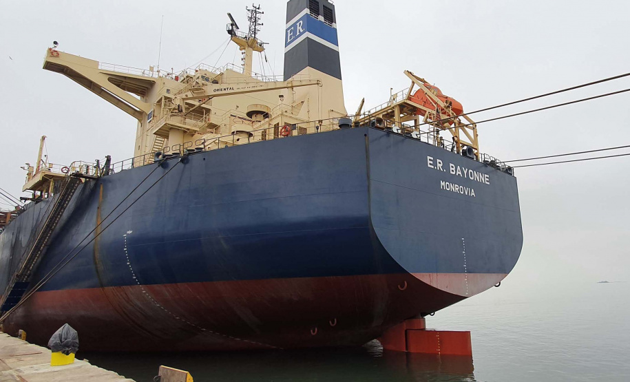 Um novo embarque recorde está sendo realizado no Corredor de Exportação do Porto de Paranaguá, nesta semana. No berço 214, o navio E.R Bayonne carrega 104,2 mil toneladas de farelo de soja. Este é o maior volume de granel de exportação já movimentado pelo porto.
Foto: Claudio Neves