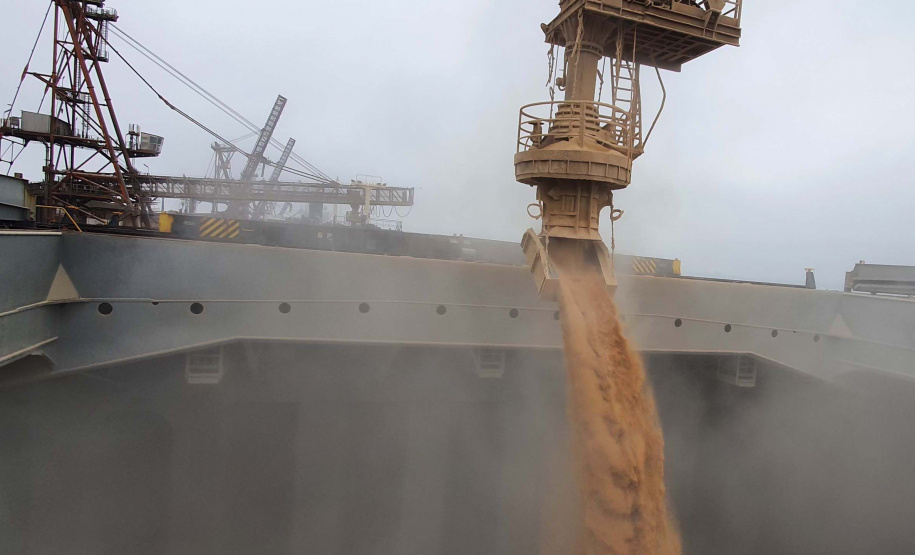 Um novo embarque recorde está sendo realizado no Corredor de Exportação do Porto de Paranaguá, nesta semana. No berço 214, o navio E.R Bayonne carrega 104,2 mil toneladas de farelo de soja. Este é o maior volume de granel de exportação já movimentado pelo porto.
Foto: Claudio Neves