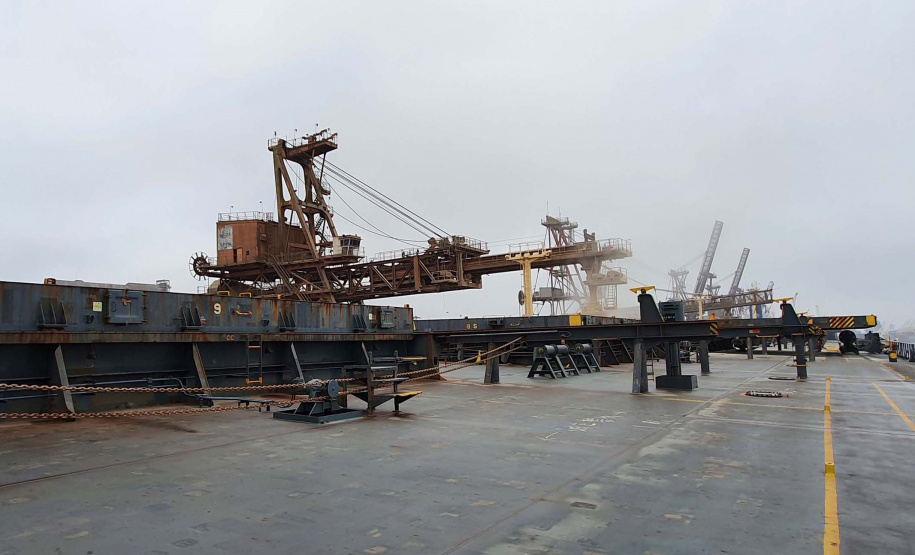 Um novo embarque recorde está sendo realizado no Corredor de Exportação do Porto de Paranaguá, nesta semana. No berço 214, o navio E.R Bayonne carrega 104,2 mil toneladas de farelo de soja. Este é o maior volume de granel de exportação já movimentado pelo porto.
Foto: Claudio Neves