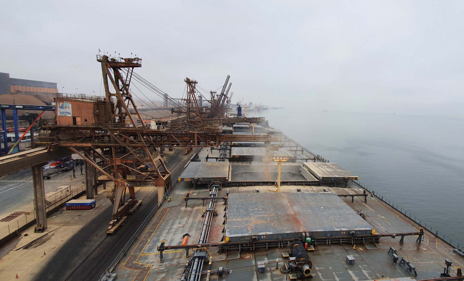 Um novo embarque recorde está sendo realizado no Corredor de Exportação do Porto de Paranaguá, nesta semana. No berço 214, o navio E.R Bayonne carrega 104,2 mil toneladas de farelo de soja. Este é o maior volume de granel de exportação já movimentado pelo porto.
Foto: Claudio Neves