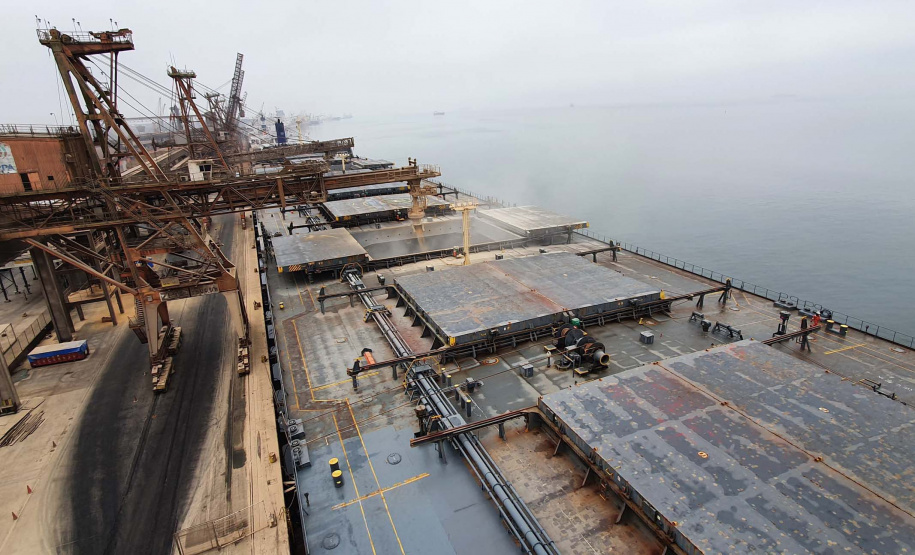 Um novo embarque recorde está sendo realizado no Corredor de Exportação do Porto de Paranaguá, nesta semana. No berço 214, o navio E.R Bayonne carrega 104,2 mil toneladas de farelo de soja. Este é o maior volume de granel de exportação já movimentado pelo porto.
Foto: Claudio Neves