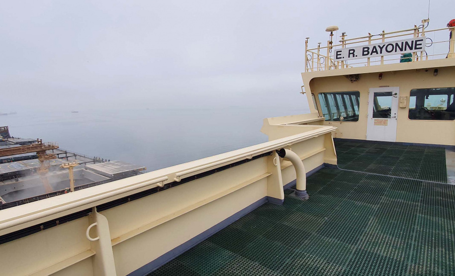 Um novo embarque recorde está sendo realizado no Corredor de Exportação do Porto de Paranaguá, nesta semana. No berço 214, o navio E.R Bayonne carrega 104,2 mil toneladas de farelo de soja. Este é o maior volume de granel de exportação já movimentado pelo porto.
Foto: Claudio Neves