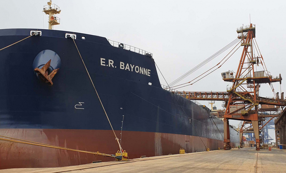 Um novo embarque recorde está sendo realizado no Corredor de Exportação do Porto de Paranaguá, nesta semana. No berço 214, o navio E.R Bayonne carrega 104,2 mil toneladas de farelo de soja. Este é o maior volume de granel de exportação já movimentado pelo porto.
Foto: Claudio Neves