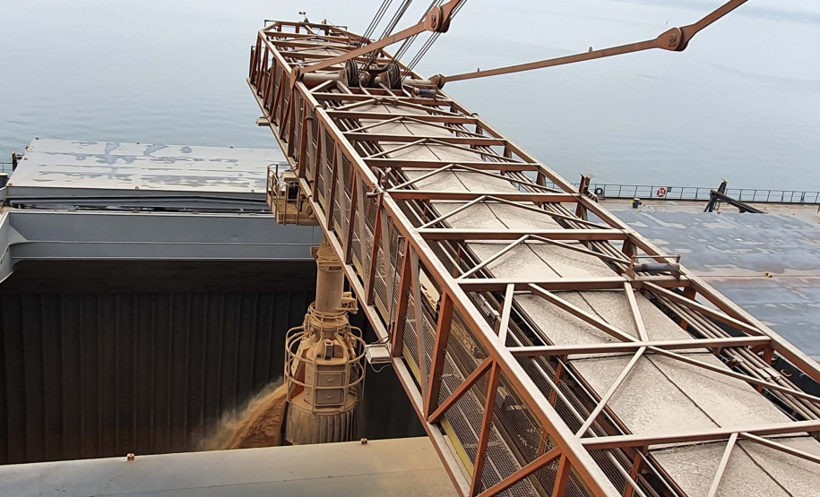 Um novo embarque recorde está sendo realizado no Corredor de Exportação do Porto de Paranaguá, nesta semana. No berço 214, o navio E.R Bayonne carrega 104,2 mil toneladas de farelo de soja. Este é o maior volume de granel de exportação já movimentado pelo porto.
Foto: Claudio Neves