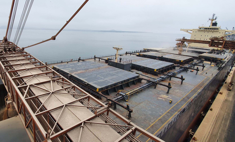 Um novo embarque recorde está sendo realizado no Corredor de Exportação do Porto de Paranaguá, nesta semana. No berço 214, o navio E.R Bayonne carrega 104,2 mil toneladas de farelo de soja. Este é o maior volume de granel de exportação já movimentado pelo porto.
Foto: Claudio Neves