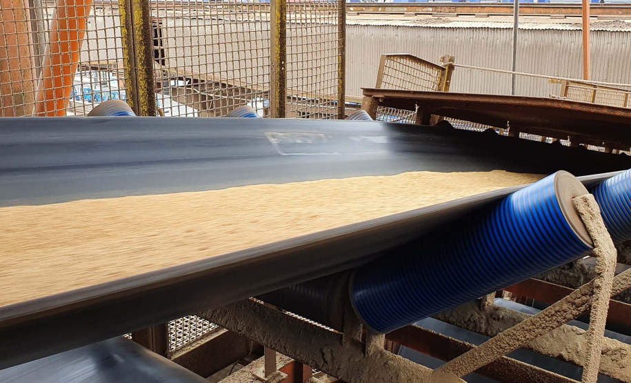 Um novo embarque recorde está sendo realizado no Corredor de Exportação do Porto de Paranaguá, nesta semana. No berço 214, o navio E.R Bayonne carrega 104,2 mil toneladas de farelo de soja. Este é o maior volume de granel de exportação já movimentado pelo porto.
Foto: Claudio Neves