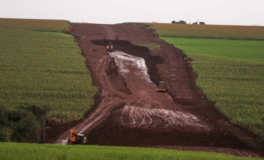 Contorno Palotina Obras do contorno viário de Palotina que terá extensão de cerca de 16 km e está sendo construído para desviar o trânsito de caminhões do centro da cidade.Foto: Geraldo Bubniak/AEN